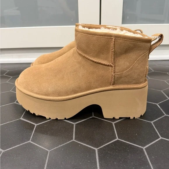 NWOT UGG Classic Ultra Mini New Heights Platform Boot Tan - Picture 2 of 7